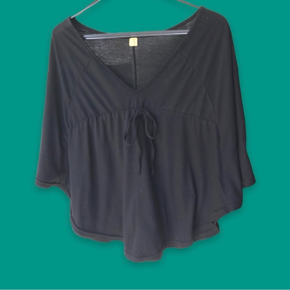 Funky little batwing tunic top. Miaopu brand. No size tag.